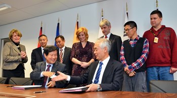 Combined with agreements with other Domestic Agencies, the procurement of the port plug structures that was signed by Director-General Motojima and Dr. Kijung Jung, head of the Korean Domestic Agency, will now be carried out in a joint tender approach. (Click to view larger version...)